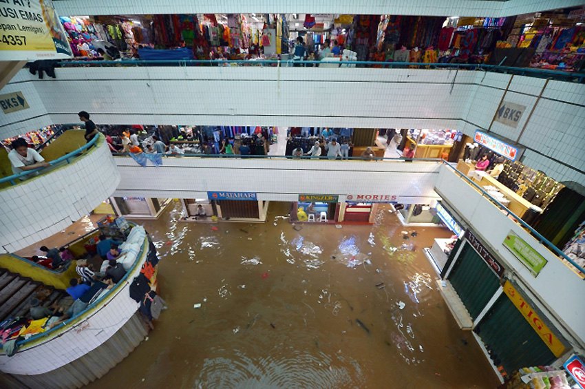 Обилне монсунске кише изазвале су велике поплаве у главном граду Индонезије, проузроковале смрт четворо људи, евакуацију више од 20.000 становника и паралисале већи дио града...