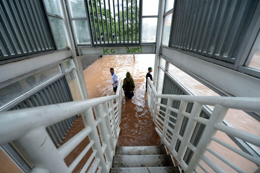 Обилне монсунске кише изазвале су велике поплаве у главном граду Индонезије, проузроковале смрт четворо људи, евакуацију више од 20.000 становника и паралисале већи дио града...