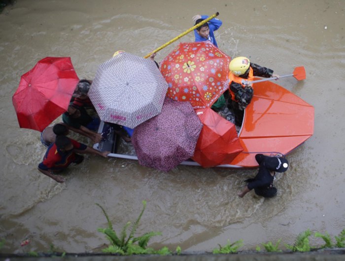 Олујне кише, због којих вода у неким дјеловима Маниле досеже људима до врата, потпуно су блокирале филипинску престоницу...