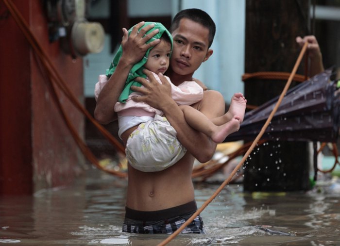 Олујне кише, због којих вода у неким дјеловима Маниле досеже људима до врата, потпуно су блокирале филипинску престоницу...