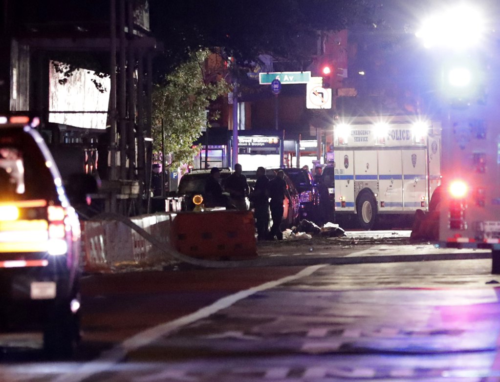 Бомба у Њујорку (фото: EPA/JASON SZENES)