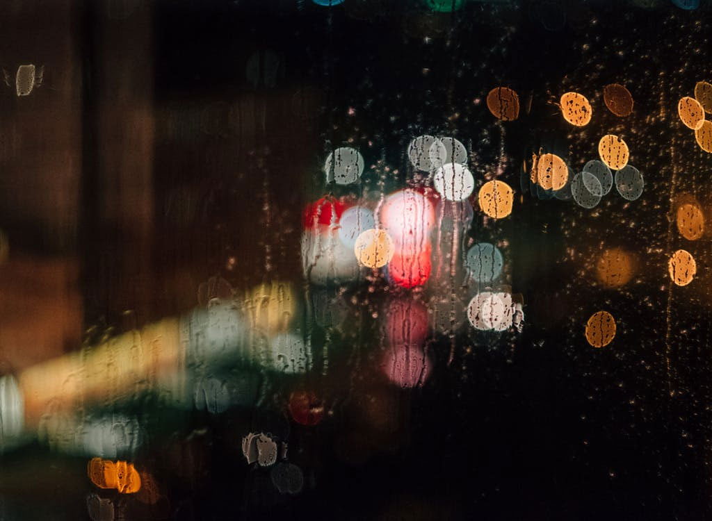 Свијетла иза прозора, по кишном времену, апстрактна умјетност (Фото: pexels)