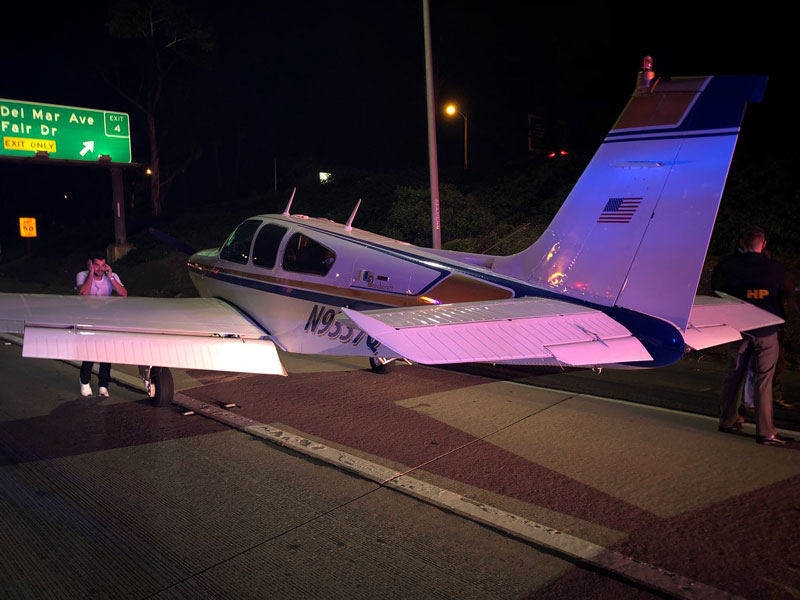 Мали авион - ноћно хитно слијетање на аутопут јужно од Лос Анђелеса. (Фото:Costa Mesa FD/Twitter)