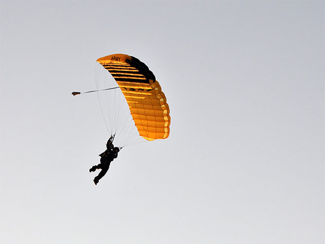 Скок са падобраном - Фото: РТРС
