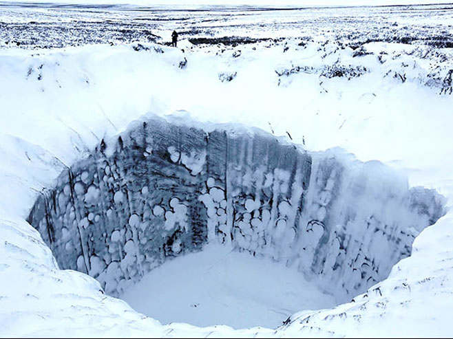 Мистериозна рупа у Сибиру (архив)  FOTO:Vladimir Pushkarev/Russian Centre of Arctic Exploration - 