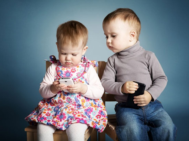 Дјеца и мобилни телефони - илустрација (фото: Thinkstock) - 