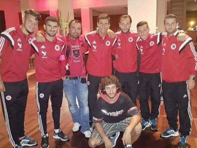 Фудбалери Албаније са човјеком који је управљао дроном у Београду (ФОТО: Facebook) - 