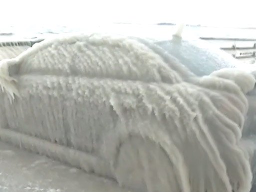 Аутомобил у леду - Фото: Screenshot/YouTube