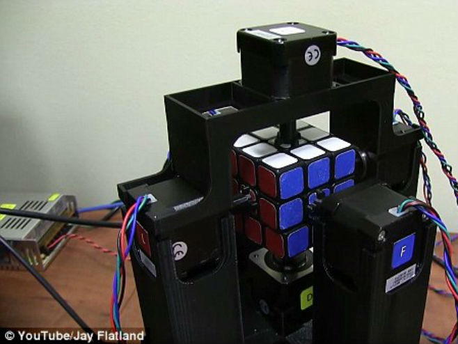 Робот слаже Рубикову коцку - Фото: Screenshot