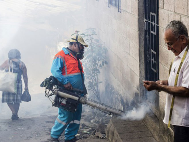 Радник уништава комарце у Бразилу - Фото: АП