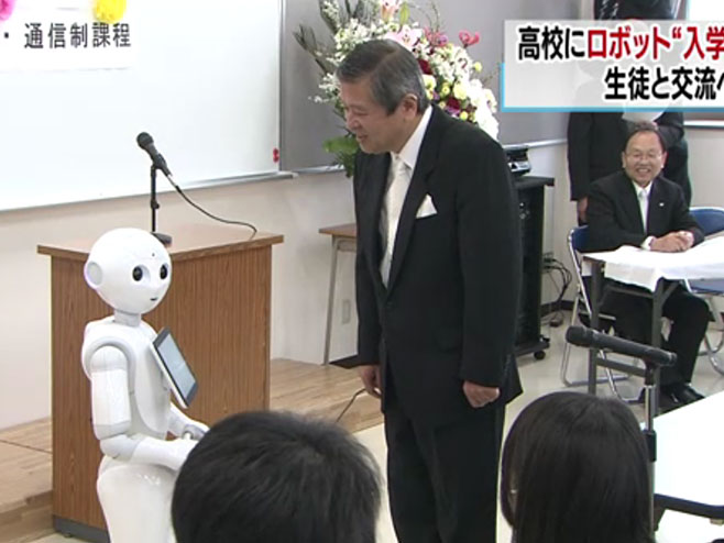 Јапански робот пошао у школу (фото:© NHK) - 