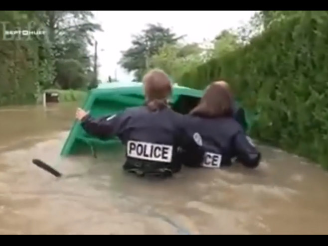 Француска полиција у борби против поплава - Фото: РТРС