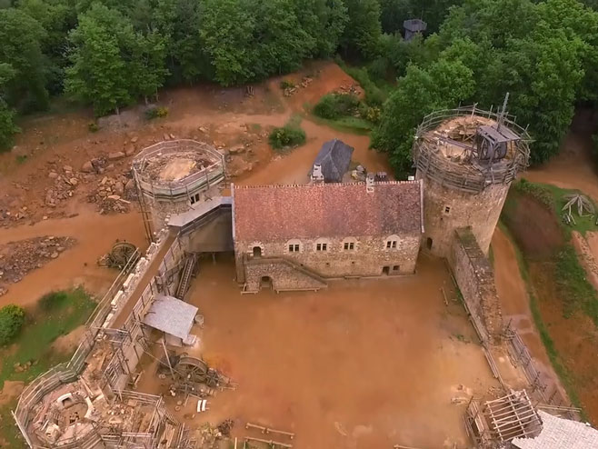 Градња средњовековног замка - Фото: Screenshot/YouTube