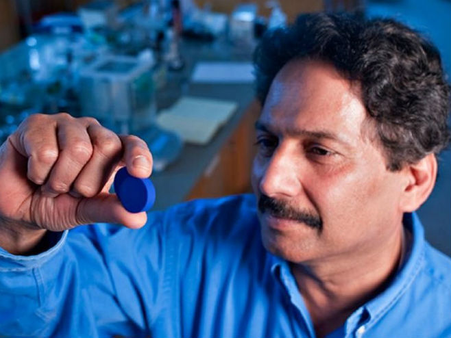 Хемичар Мас Сабраманијан и нова боја "YInMn blue" (Фото: Oregon State University) - 
