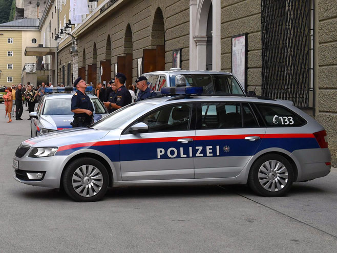 Аустријска полиција (Фото: epa/Kerstin Joensson) - 