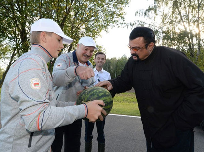 Лукашенко послужио Стивена Сигала поврћем из своје баште - Фото: AP