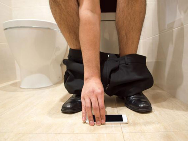 Престаните да носите телефоне у тоалет - Фото: Screenshot