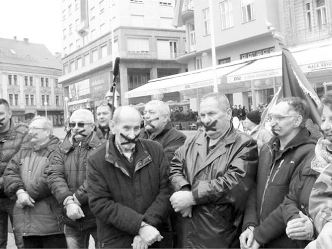 Учесници антисрпског скупа на Тргу бана Јелачића - Фото: РТС