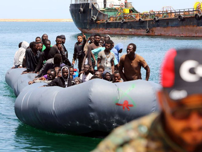 Спасавање миграната у Средоземном мору (Фото:.yimg.com) - 