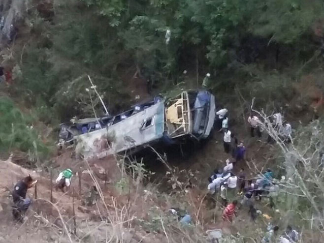 Аутобус у Мексику слетио у провалију  (фото: twitter.com) - 