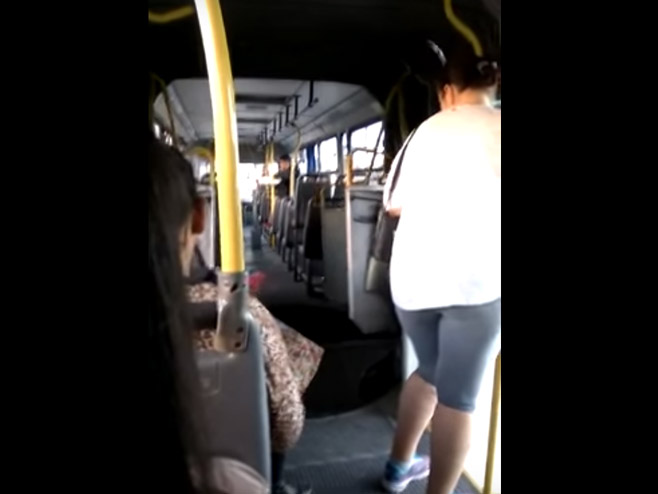 Зглобни аутобус се пред ужаснутим путницима преполовио - Фото: Screenshot/YouTube