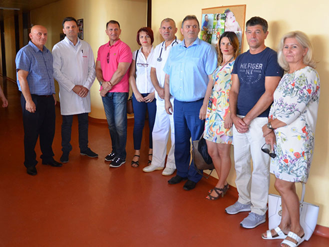 Приједор: Одборници који су донирали намјештај педијатрији - Фото: СРНА