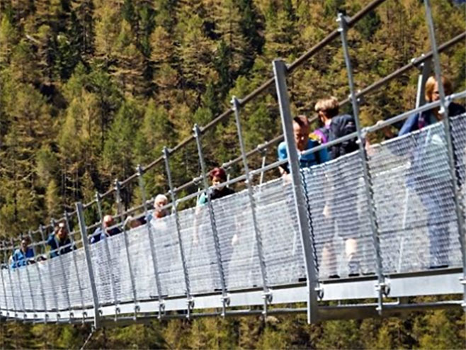 Отворен најдужи висећи мост за пјешаке у центру Европе - Фото: Screenshot