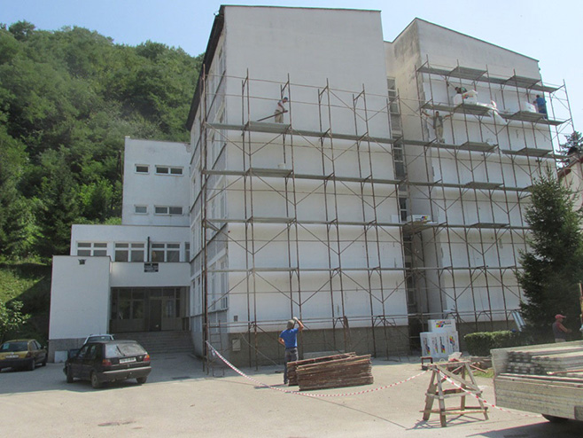 Радови на згради Средњошколског центра у Сребреници - Фото: СРНА