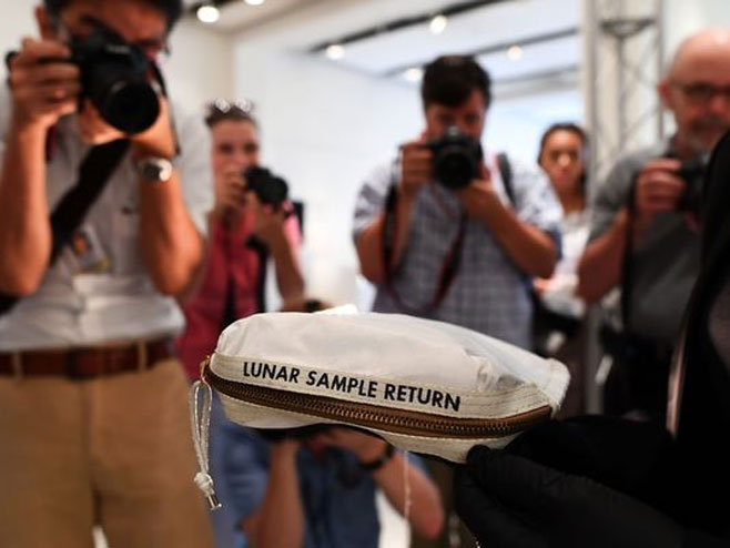 Армстронгова торба продата на аукцији - Фото: AFP