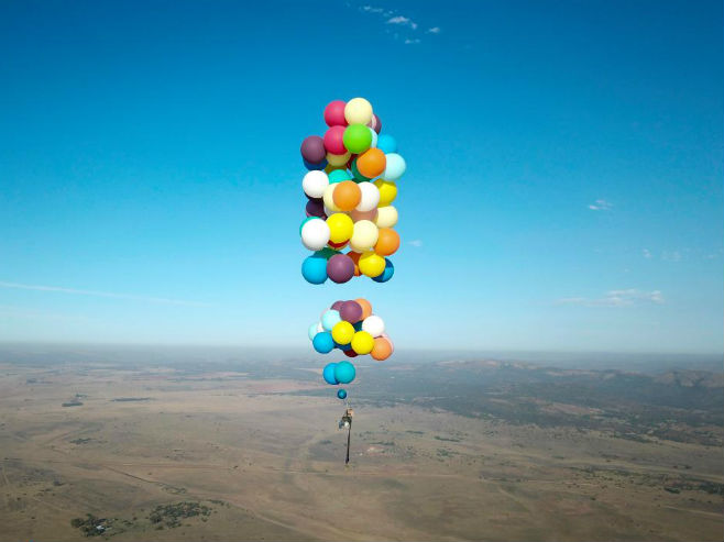 Британац Том Морган летио помоћу балона (Фото: SWNS:SOUTH WEST NEWS SERVICE) - 