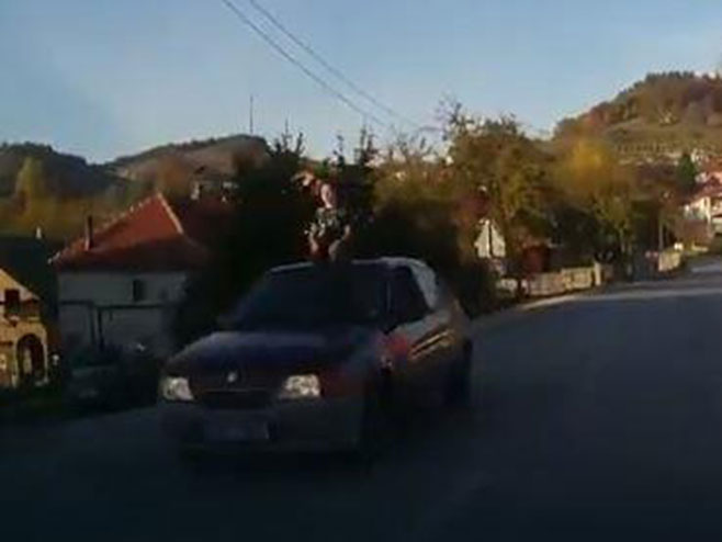 Ухапшен возач који је возио дијете на крову свог аутомобила - Фото: Screenshot/YouTube