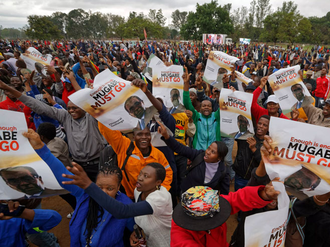 Учесници протестног марша против Мугабеа (фото:www.wbir.com) - 