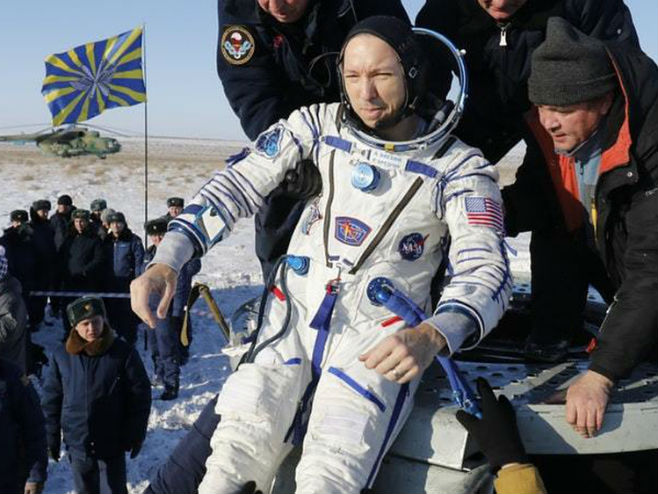 Руска капсула Сојуз са тројицом астронаута слетјела у Казахстан (Фото: NASA) - 