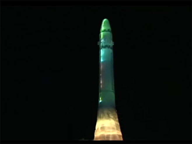 Ледена реплика ракете „хвасонг 15“ (извор: Би-Би-Си њуз) - Фото: Screenshot/YouTube