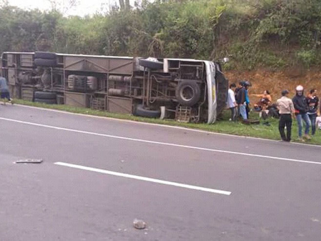 Несрећа на Јави - преврнуо се аутобус  (Фото:twitter) - 