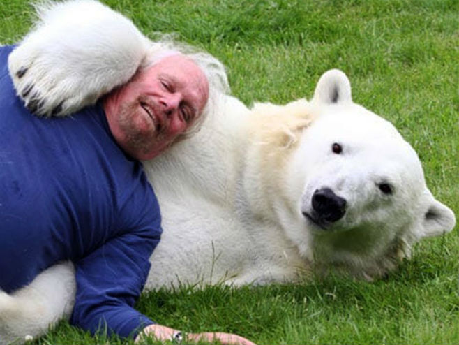 Марк и његов кућни љубимац - поларни медвјед - Фото: Screenshot/YouTube