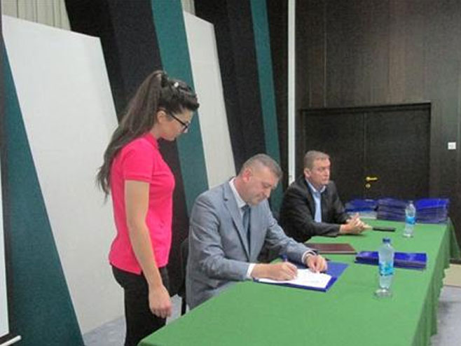 Бијељина - потписани уговори о стипендирању - Фото: СРНА