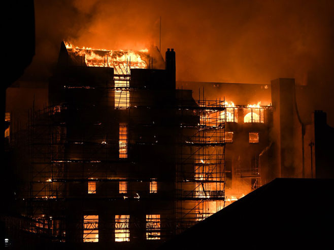 Уметничка школа у Глазгову током пожара (фото: twitter.com/2point8_photos) - 