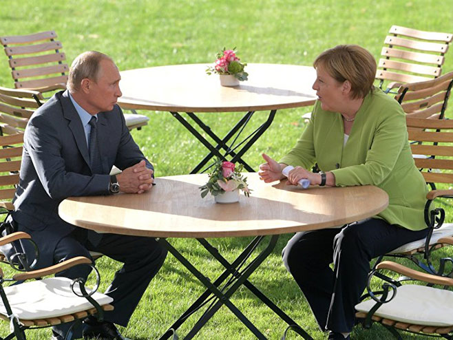 Путин и Меркелова (Фото: rs.sputniknews.com) - 