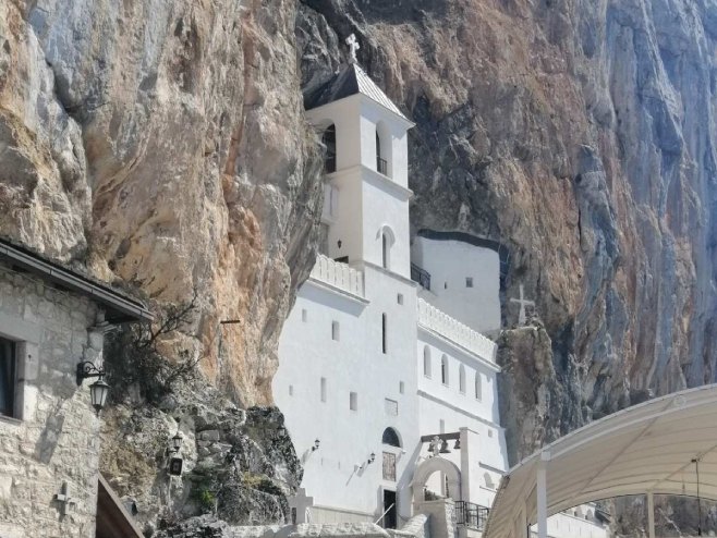 Велики број вјерника пристиже у манастир Острог
