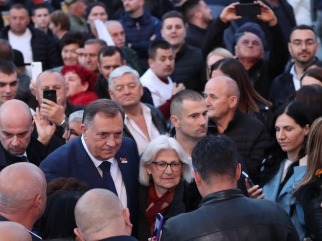Додик са окупљенима на митингу "Српска те зове" (ФОТО)