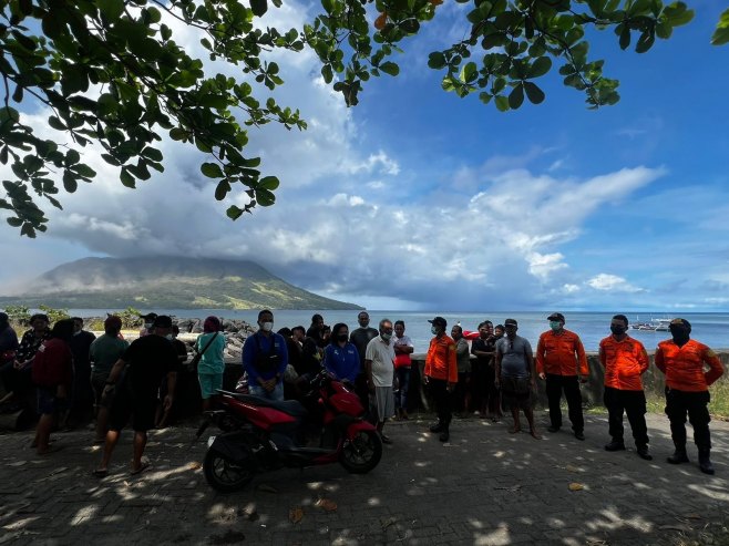 Почела евакуација становништва због ерупције вулкана у Индонезији (ФОТО/ВИДЕО)