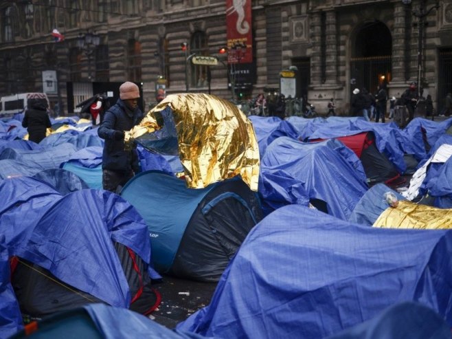 Париз - шатори са мигрантима (Фото:EPA-EFE/YOAN VALAT/ilustracija) - 
