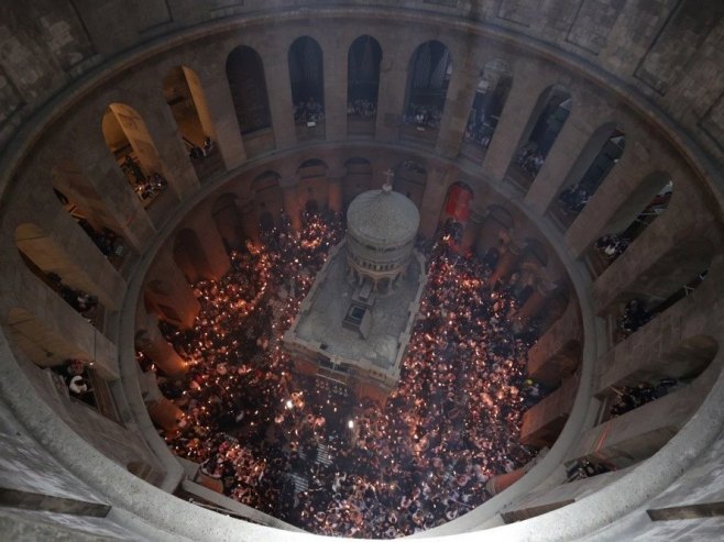 Благодатни огањ сишао у Храм Васкрсења Христовог (Фото: EPA-EFE/ABIR SULTAN) - 