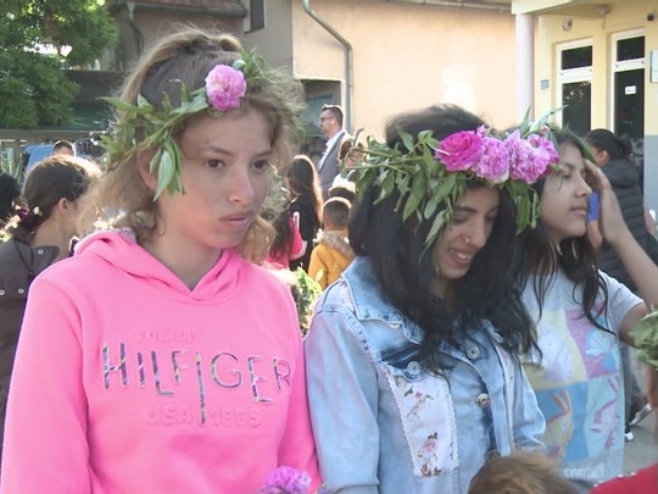 Роми у Бијељини традиционално дочекали свој највећи празник Ђурђевдан (ВИДЕО)
